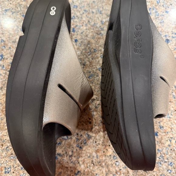 OOFOS Women's Sandals in Metallic Tan and Black , size W8 EU39 - Picture 2 of 6